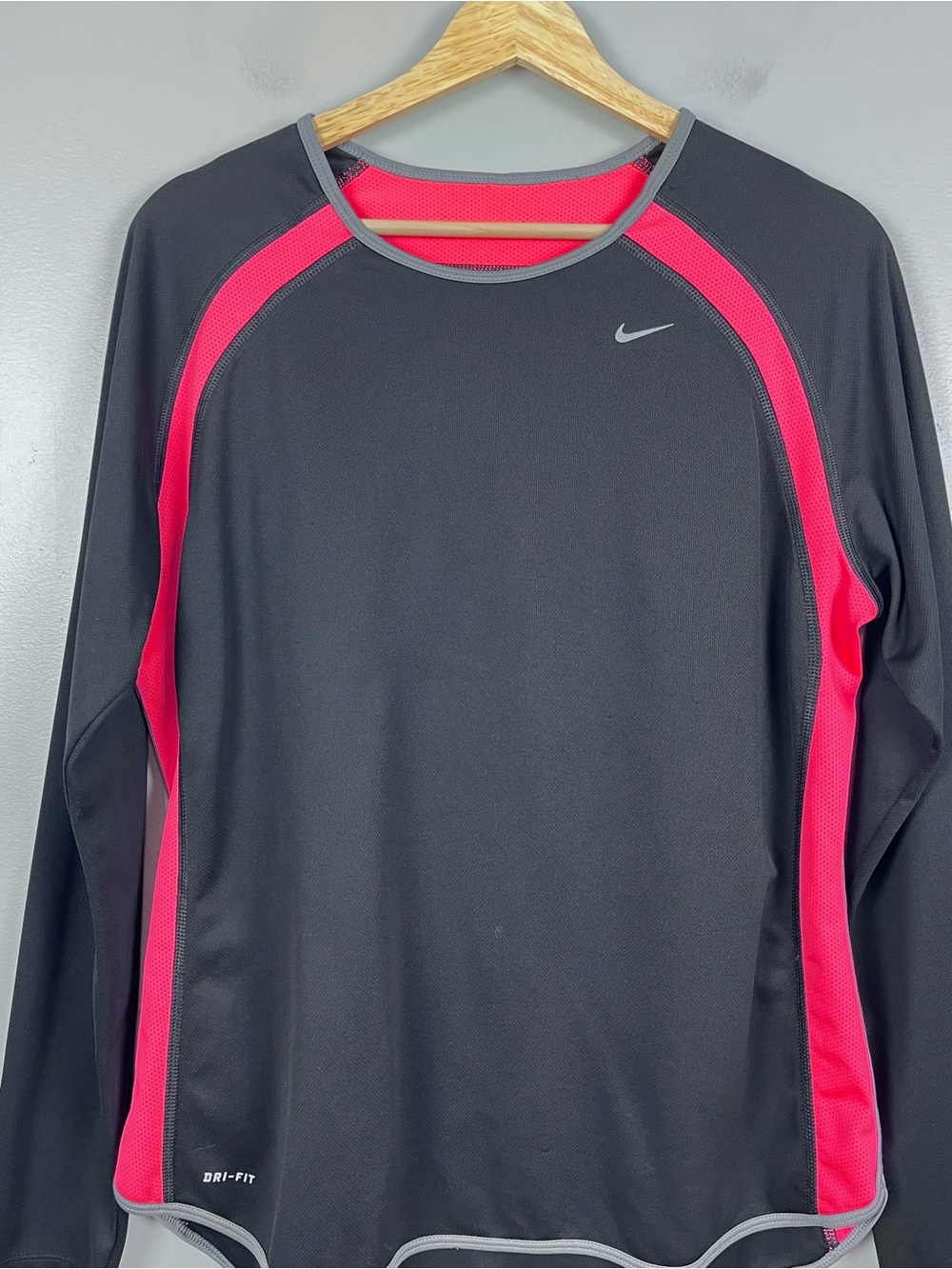 Nike Women's Dri-Fit Lightweight Running Shirt Black & Pink 409755 Size XL; Gym - Picture 2 of 12
